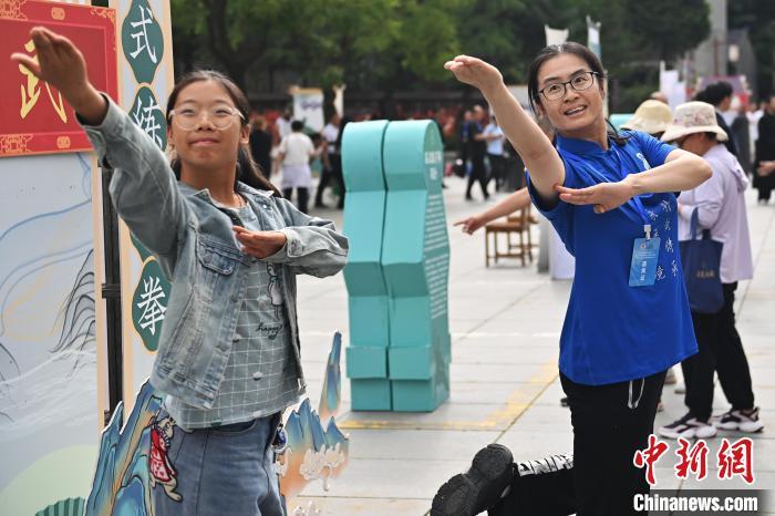 7月14日，甘肅省平?jīng)鍪嗅轻忌骄皡^(qū)內(nèi)，霍氏練手拳傳承人、霍元甲玄孫女霍靜虹(右)教授武術(shù)愛好者霍氏練手拳。7月13日至14日，“2024年北京體育大學(xué)第十五屆國際武術(shù)比賽交流大會暨首屆崆峒山國際武術(shù)大會”舉行，大會也在崆峒山景區(qū)進(jìn)行問道崆峒、武術(shù)高級研修班、崆峒拜師等系列活動。中新社記者 李亞龍 攝</p>
<p>