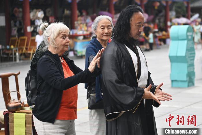 7月14日，甘肅省平?jīng)鍪嗅轻忌骄皡^(qū)內(nèi)，外籍武術(shù)愛好者感受青城武術(shù)。7月13日至14日，“2024年北京體育大學(xué)第十五屆國際武術(shù)比賽交流大會暨首屆崆峒山國際武術(shù)大會”舉行，大會也在崆峒山景區(qū)進(jìn)行問道崆峒、武術(shù)高級研修班、崆峒拜師等系列活動。中新社記者 李亞龍 攝</p>
<p>