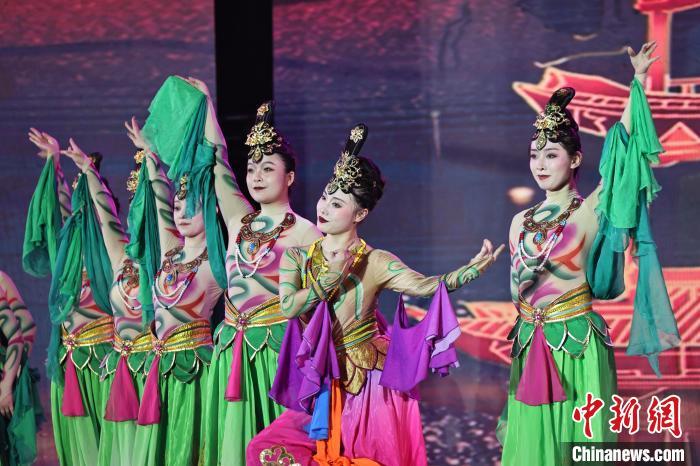 7月19日晚，第五屆黃河之濱文藝展演在蘭州體育文化廣場(chǎng)開幕。圖為開幕式演出敦煌舞蹈。張曦予 攝