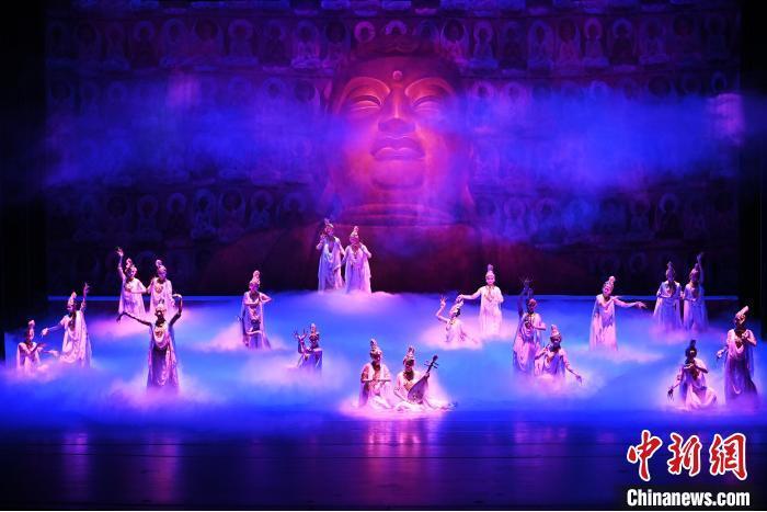 7月18日晚，中國經(jīng)典舞劇《絲路花雨》在甘肅蘭州黃河劇院進(jìn)行演出。中國經(jīng)典舞劇《絲路花雨》迎來45周年，7月17日-8月4日在蘭州開啟為期多天的駐場演出。該舞劇取材于敦煌莫高窟壁畫，集中國霓裳羽衣舞、敦煌舞、印度舞、黑巾舞、波斯馬鈴舞等于一身，自1979年演出至今，該劇先后在40多個(gè)國家和地區(qū)演出近4000場，觀眾550多萬人次。中新社記者 李亞龍 攝</p>
<p>