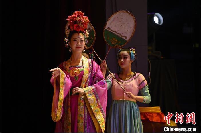 7月18日晚，中國經(jīng)典舞劇《絲路花雨》在甘肅蘭州黃河劇院進(jìn)行演出。中國經(jīng)典舞劇《絲路花雨》迎來45周年，7月17日-8月4日在蘭州開啟為期多天的駐場演出。該舞劇取材于敦煌莫高窟壁畫，集中國霓裳羽衣舞、敦煌舞、印度舞、黑巾舞、波斯馬鈴舞等于一身，自1979年演出至今，該劇先后在40多個(gè)國家和地區(qū)演出近4000場，觀眾550多萬人次。中新社記者 李亞龍 攝</p>
<p>