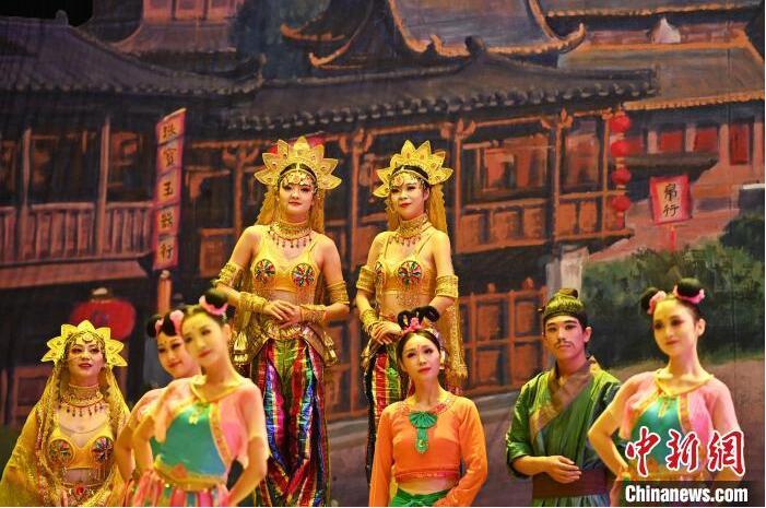 7月18日晚，中國經(jīng)典舞劇《絲路花雨》在甘肅蘭州黃河劇院進(jìn)行演出。中國經(jīng)典舞劇《絲路花雨》迎來45周年，7月17日-8月4日在蘭州開啟為期多天的駐場演出。該舞劇取材于敦煌莫高窟壁畫，集中國霓裳羽衣舞、敦煌舞、印度舞、黑巾舞、波斯馬鈴舞等于一身，自1979年演出至今，該劇先后在40多個(gè)國家和地區(qū)演出近4000場，觀眾550多萬人次。中新社記者 李亞龍 攝</p>
<p>