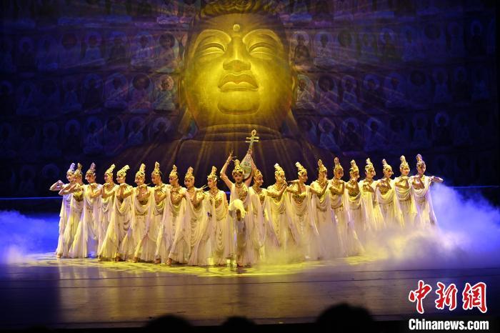 7月18日晚，中國經(jīng)典舞劇《絲路花雨》在甘肅蘭州黃河劇院演出。李亞龍 攝