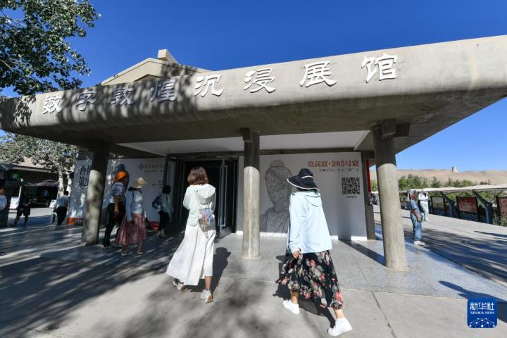 7月22日，游客排隊(duì)進(jìn)入“尋境敦煌——數(shù)字敦煌沉浸展”場館。新華社記者 郎兵兵 攝</p>
<p>