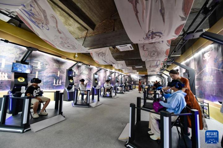 7月22日，游客線下體驗(yàn)“尋境敦煌——數(shù)字敦煌沉浸展”。新華社記者 郎兵兵 攝</p>
<p>