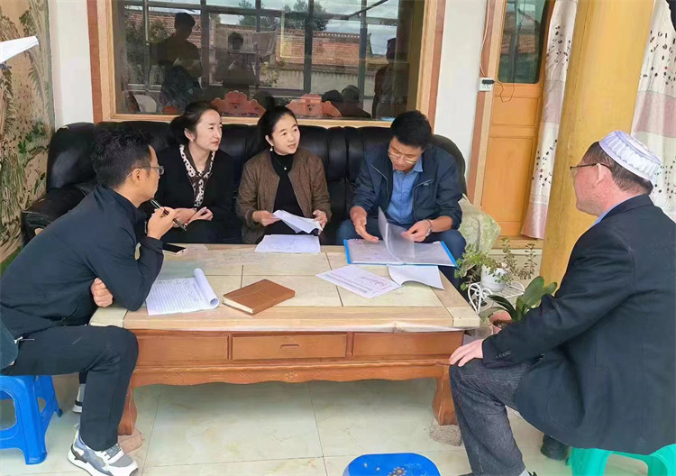 臨潭縣卓洛鄉(xiāng)紀委工作人員在下園子村農(nóng)戶家中了解在發(fā)放大病救助補助資金中是否存在落實不及時、不到位等作風方面的問題。.jpg
