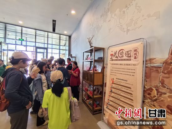 近日，玉門關(guān)遺址景區(qū)開啟了一場精彩紛呈的玉關(guān)詩詞挑戰(zhàn)賽，吸引眾多游人參與其中。玉門關(guān)遺址景區(qū)供圖