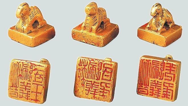 從左至右依次為“晉歸義羌侯”金印、“晉歸義氐王”金印、“魏歸義氐侯”金印